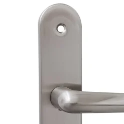 2 poignées de porte sur plaque rond avec serrure Amga, entraxe 195mm, coloris gris satiné