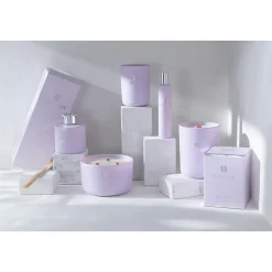 Bougie parfumée 50H dans pot en verre mauve 9x9x11 cm