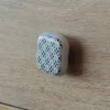 Bouton de meuble Carré Beloen bleu et jaune l.4,1 mm x h. 4.1 cm
