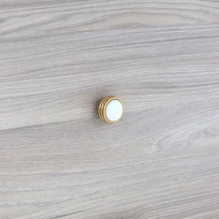 Boutons pour meubles en zamac et Porcelaine Diamètre 34 Alucover laiton