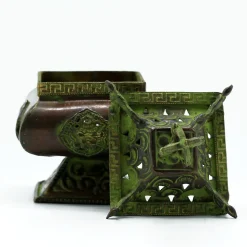 Brûleur tibétain Verdigris en laiton - Pot carré sur pied à quatre symboles- Vendu par 1