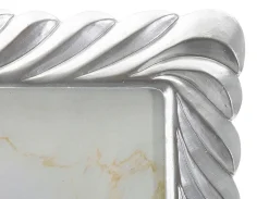 Cadre en résine argentée 21,3x1,5x26,3 cm (mesure intérieure 15x20 cm)