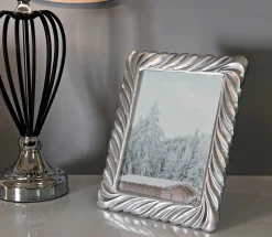 Cadre en résine argentée 21,3x1,5x26,3 cm (mesure intérieure 15x20 cm)