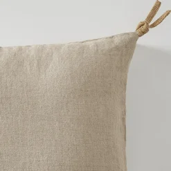 Coussin 40 x 60 cm en lin lavé sable avec 4 nouettes en jute - LUISA