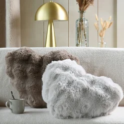 Coussin décoratif cœur imitation fourrure (40x45 cm - Naturel)
