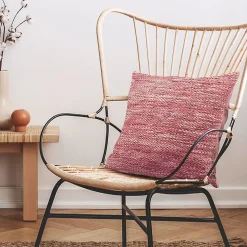 Coussin en cuir tressé rose poudré 45x45