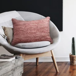 Coussin en cuir tressé rose poudré 60x40