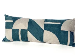 Coussin motif géométrique bleu et blanc l.70 x h.30 cm