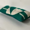 Coussin motif géométrique vert et blanc l.70 x h.30 cm