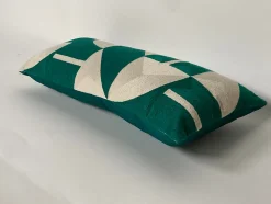 Coussin motif géométrique vert et blanc l.70 x h.30 cm