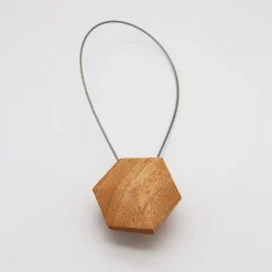 Embrasse à rideaux aimantée hexagone en bois, Madeco Iro