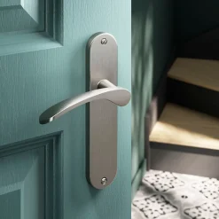 Ensemble poignée sur plaque rond GoodHome Beare effet nickel satin gris L.110.5mm x l.40mm entraxe 165mm