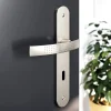 Ensemble poignée sur plaque rond serrure GoodHome Diss effet nickel satin gris L.139mm x l.40mm entraxe 195mm