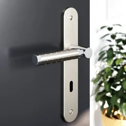 Ensemble poignée sur plaque rond serrure GoodHome Brigg effet chrome et nickel satin gris L.132mm x l.40mm entraxe 195mm