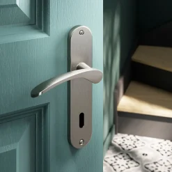 Ensemble poignée sur plaque rond serrure GoodHome Beare effet nickel satin gris L.110.5mm x l.40mm entraxe 165mm