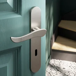 Ensemble poignée sur plaque rond serrure GoodHome Armel effet nickel satin gris L.130mm x l.42mm entraxe 165-195mm