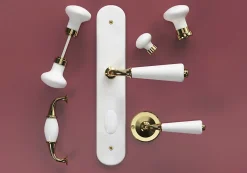 Ensemble poignée sur rosace Incurvé vis traversante ou à vis GoodHome Porcelaine Vras brillant or Ø48mm