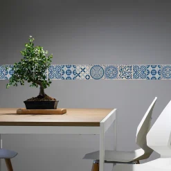 Frise adhésive 10 cm X 300 cm, carreaux de ciment bleu et beige, déco géométrique pour murs et sols, look rétro et moderne.