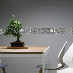 Frise adhésive 15x300 cm, style carreaux de ciment, gris blanc. Déco murale intérieure.
