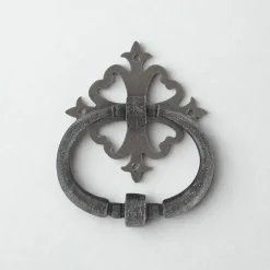 Heurtoir de porte fer sur rosace carré ajourée vieil argent argent antique