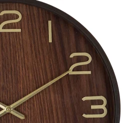 Horloge en bois avec aiguilles et chiffres dorés