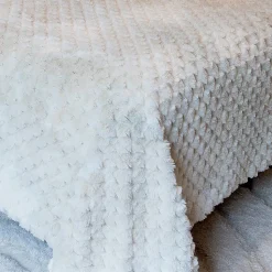 Jeté de lit Imitation Fourrure avec Relief Géométrique (240x250 cm - Blanc)
