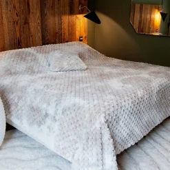 Jeté de lit Imitation Fourrure avec Relief Géométrique (240x250 cm - Beige)