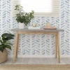 Papier peint adhésif chevron bleu et blanc en vinyle lavable et amovible - 1 rouleau 50x300 cm - Decochic