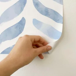 Papier peint adhésif chevron bleu et blanc en vinyle lavable et amovible - 1 rouleau 50x300 cm - Decochic
