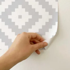 Papier peint adhésif etnique gris et blanc en vinyle lavable et amovible - 1 rouleau 50x300 cm - Decochic