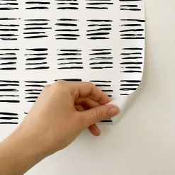 Papier peint adhésif scratch noir en vinyle lavable et amovible - 1 rouleau 50x300 cm - Decochic