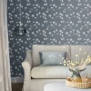 Papier peint intissé Magnolia grove imprimé fleurs blanches sur fond bleu marine L.1000 x l.52cm Laura Ashley