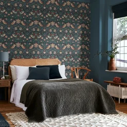 Papier peint intissé Thief deep blue imprimé fleurs, oiseaux vert L.1000 x l.52cm William Morris