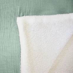 Plaid sherpa et gaze de coton 130 x 170 cm vert amande. ALIX. bi-matière