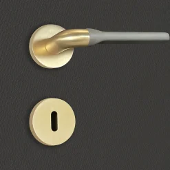 Poignée de porte design à clé finition aspect or et gris mat Fabiana - KATCHMEE