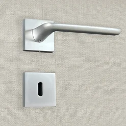 Poignée de porte design à clé finition aspect chrome mat Agata - KATCHMEE