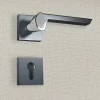 Poignée de porte design à cylindre finition aspect noir et chrome brillant Melissa - KATCHMEE