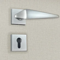 Poignée de porte design à cylindre finition aspect chrome mat Sofia - KATCHMEE