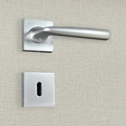 Poignée de porte design à clé finition aspect chrome mat Anita - KATCHMEE