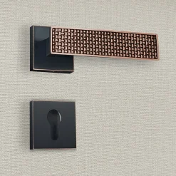 Poignée de porte design à cylindre finition aspect cuivre patiné noir Amalia - KATCHMEE