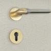 Poignée de porte design à cylindre finition aspect or et gris mat Fabiana - KATCHMEE