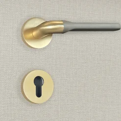 Poignée de porte design à cylindre finition aspect or et gris mat Fabiana - KATCHMEE