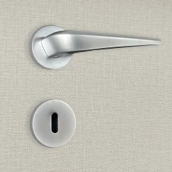 Poignée de porte design à clé finition aspect chrome mat Alissia - KATCHMEE