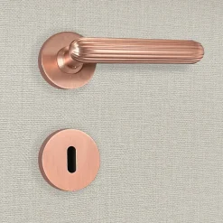 Poignée de porte design à clé finition aspect or rose Livia - KATCHMEE