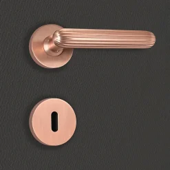 Poignée de porte design à clé finition aspect or rose Livia - KATCHMEE