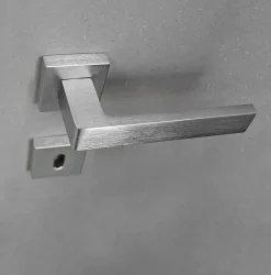 Poignée de porte intérieure sur rosaceZamac chrome satiné mat Avec ressort de rappel Hardwarexchange