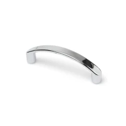 Poignée en Zamak finition chrome brillant, dimensions: 71x8x21mm et inserts: 64mm-