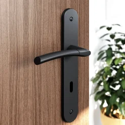 Poignée sur plaque avec serrure, noir mat, L.128 mm x l.40 mm, entraxe 195 mm, GoodHome Hirel vendue par 3 pièces