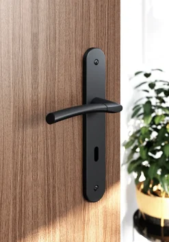 Poignée sur plaque avec serrure, noir mat, L.128 mm x l.40 mm, entraxe 195 mm, GoodHome Hirel vendue par 3 pièces