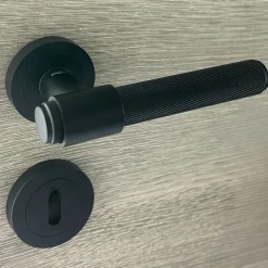 Poignées de porte sur rosace ronde noir mat industriel - Modèle Ema Trou de clé L